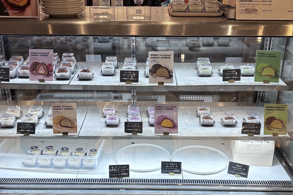 The Bake Factoryのショーケースに並ぶドバイもちクッキー（ドバイチョコ餅）