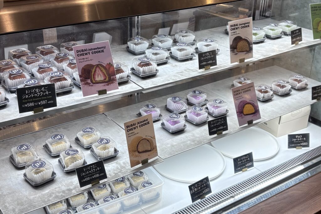 The Bake Factoryのいちごチョコレートコーティングのドバイもちクッキー