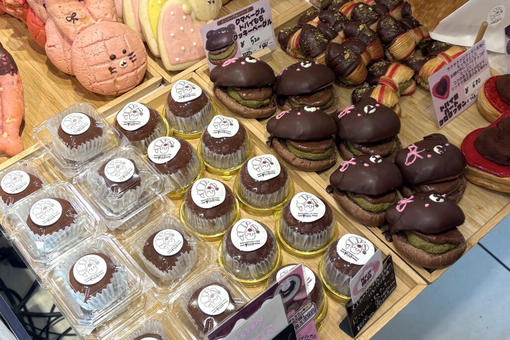 PANNARAのショーケースに並ぶドバイもちクッキーとパン