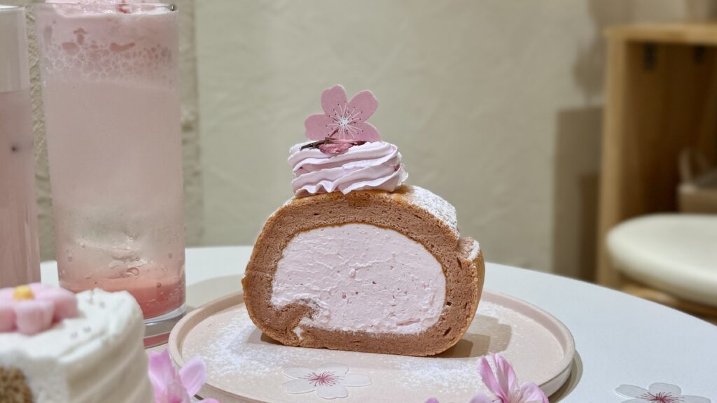 Solewカフェの白いテーブルに桜ロールケーキ