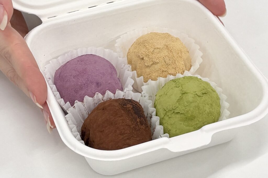 新大久保のHELLO, GREEKで購入した4フレーバーのドバイもちクッキーを並べた写真