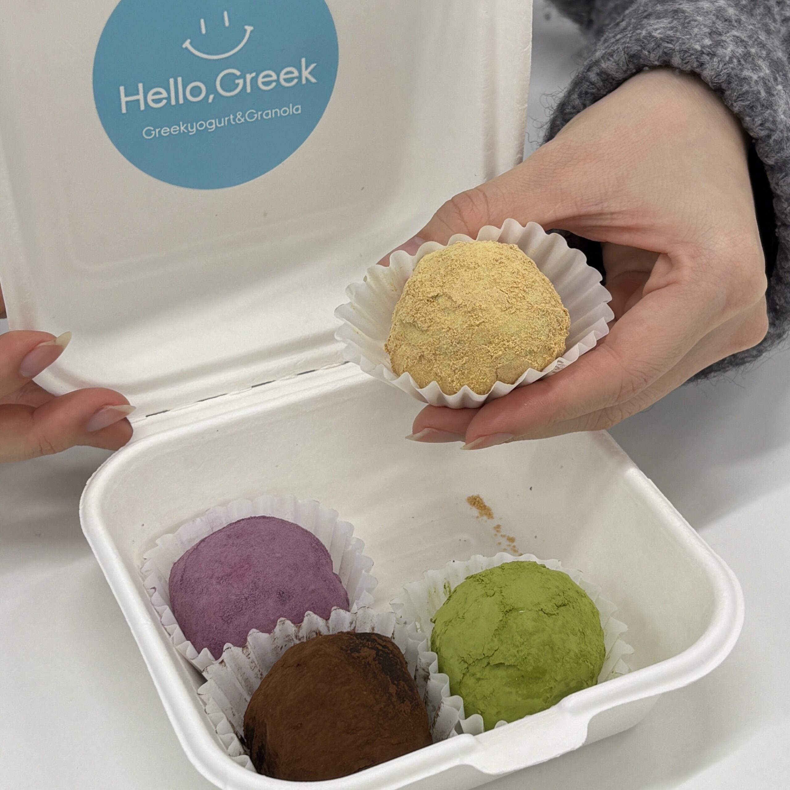 新大久保のHELLO, GREEKで購入した4フレーバーのドバイもちクッキーの写真