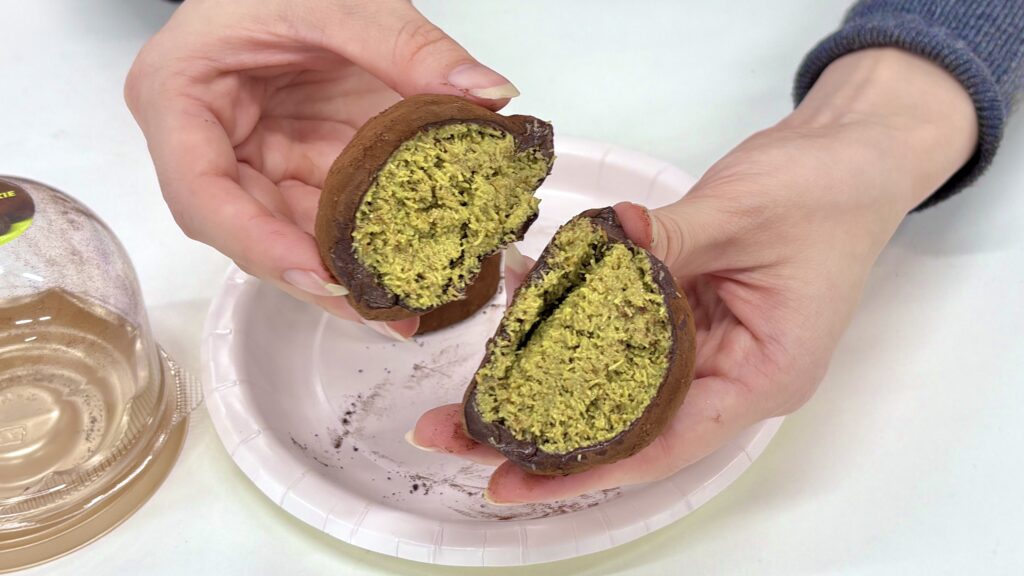 OKUDO CAFE 大久堂のドバイもちクッキー断面 分厚いマシュマロ生地とカダイフ