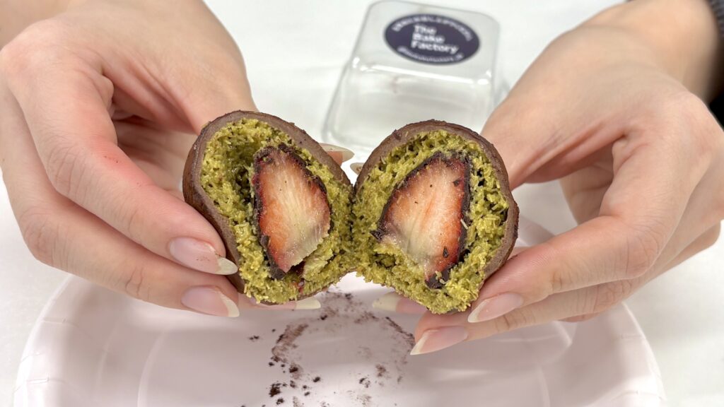 いちごの酸味が効いたThe Bake Factoryのドバイチョコ餅アップ