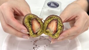 いちごの酸味が効いたThe Bake Factoryのドバイチョコ餅アップ