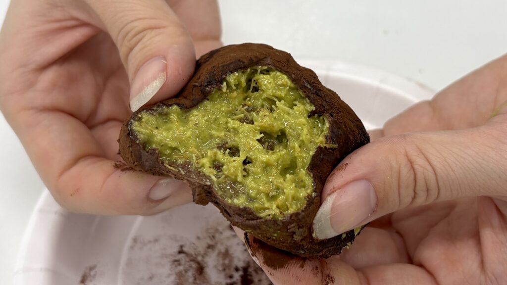 HELLO, GREEK新大久保店のドバイチョコ餅ノーマル味 パリパリ食感の断面