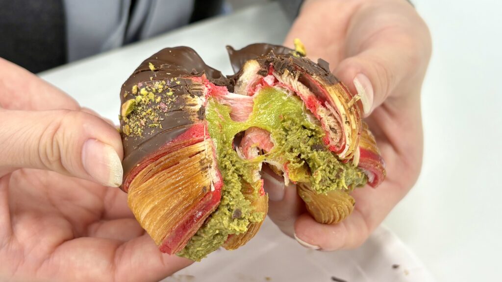 パンナラのリボンパン型ドバイもちクッキー（ドバイチョコ餅）水分たっぷりのクロワッサン生地にドバイチョコフィリング入り