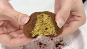 MoveMoveのドバイもちクッキー 柔らかめの中身ともにょもにょ食感