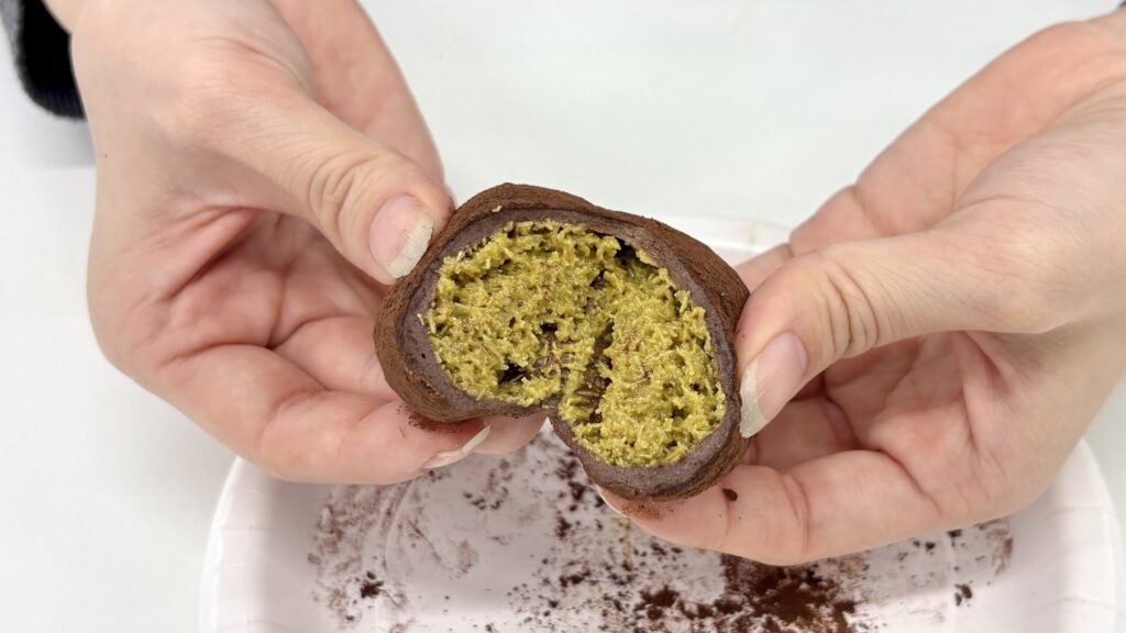 MACAPRESSOのドバイもちもちクッキー 分厚いマシュマロ生地の断面アップ