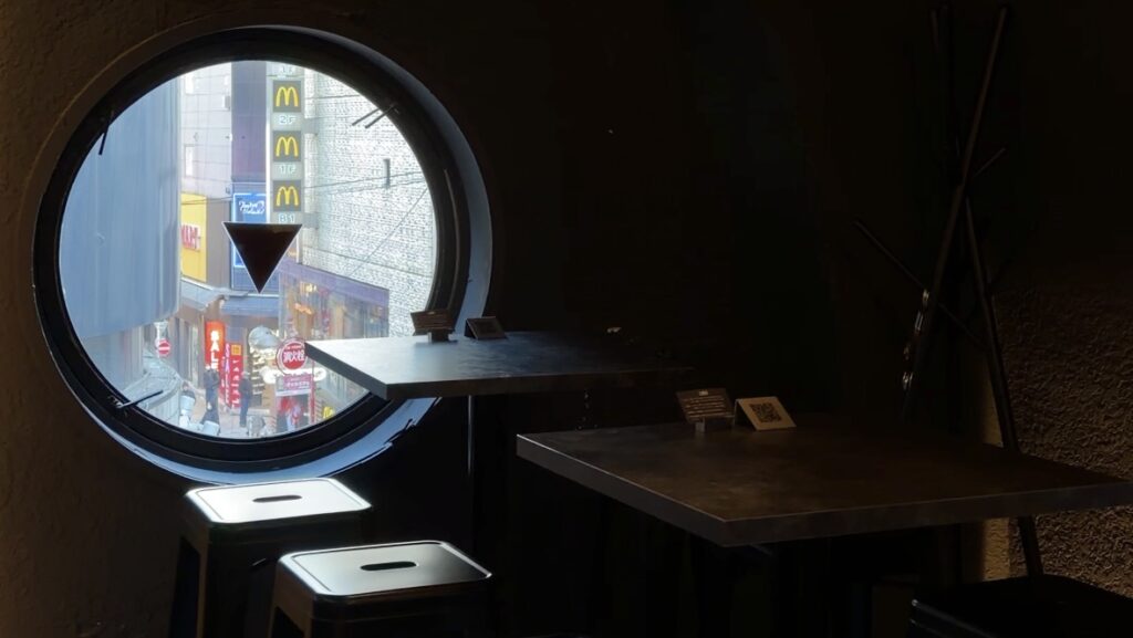 終電後も営業する渋谷の隠れ家カフェバーyoLの落ち着いた雰囲気