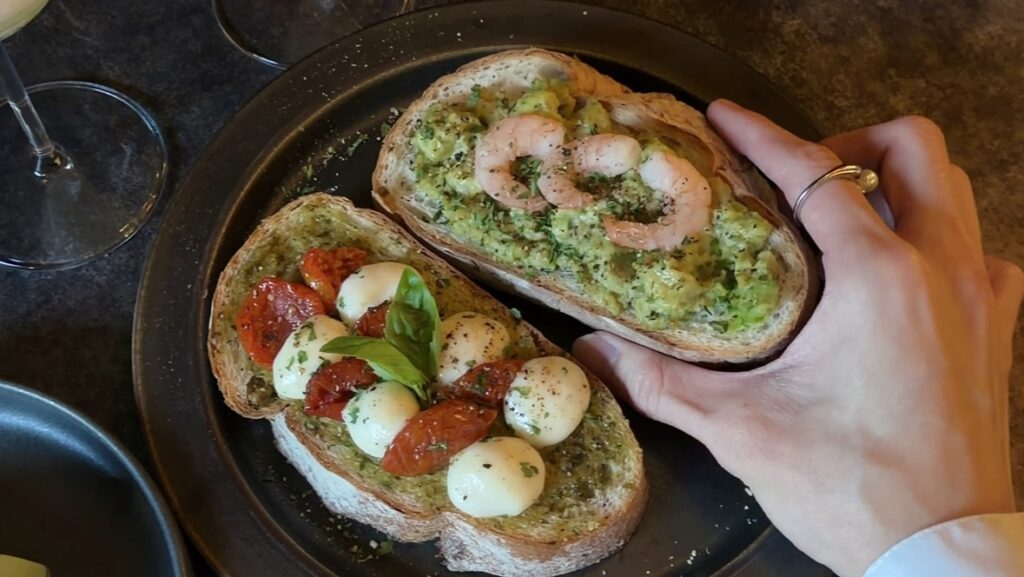 オリジナルトーストプレートは、エビ&アボカド・ツナ&クリームチーズ・モッツァレラ&トマト&バジルの3種類