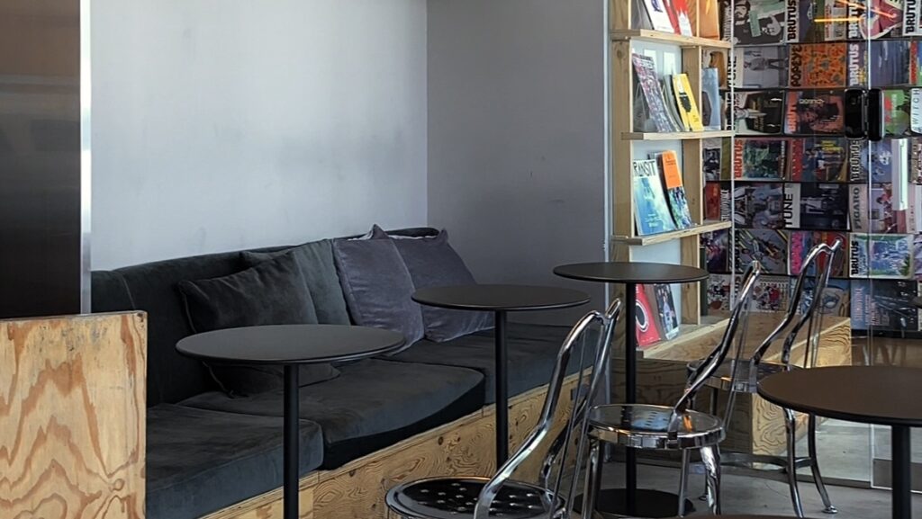 BOOK AND BED TOKYO SHINJUKUの店内。心地の良い空間で本を楽しめる