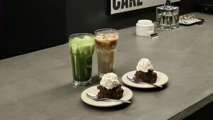 NOTE cafeの人気メニュー「チョコレートケーキ」とドリンク2種