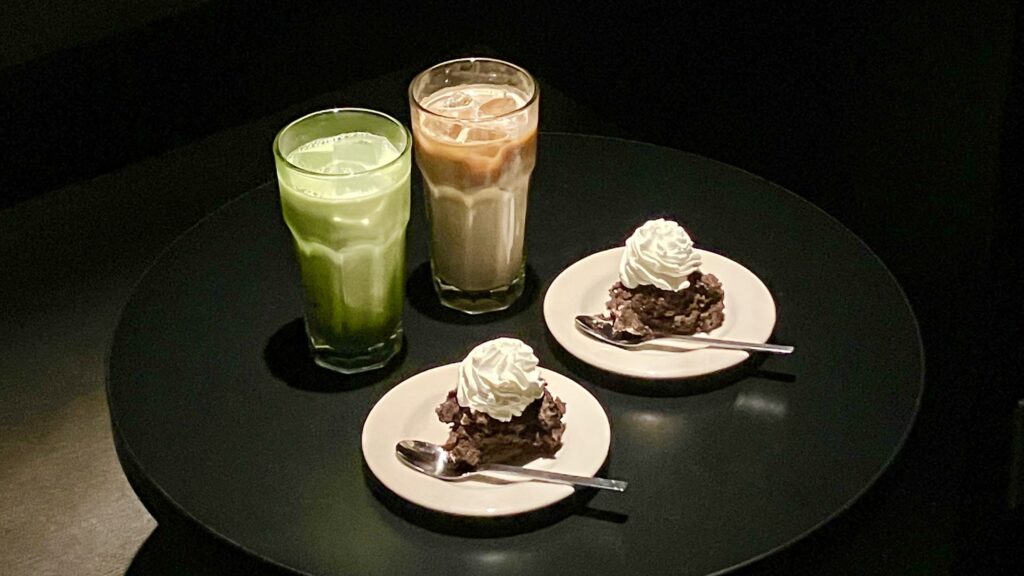 NOTE cafeの人気メニュー「チョコレートケーキ」とドリンク2種