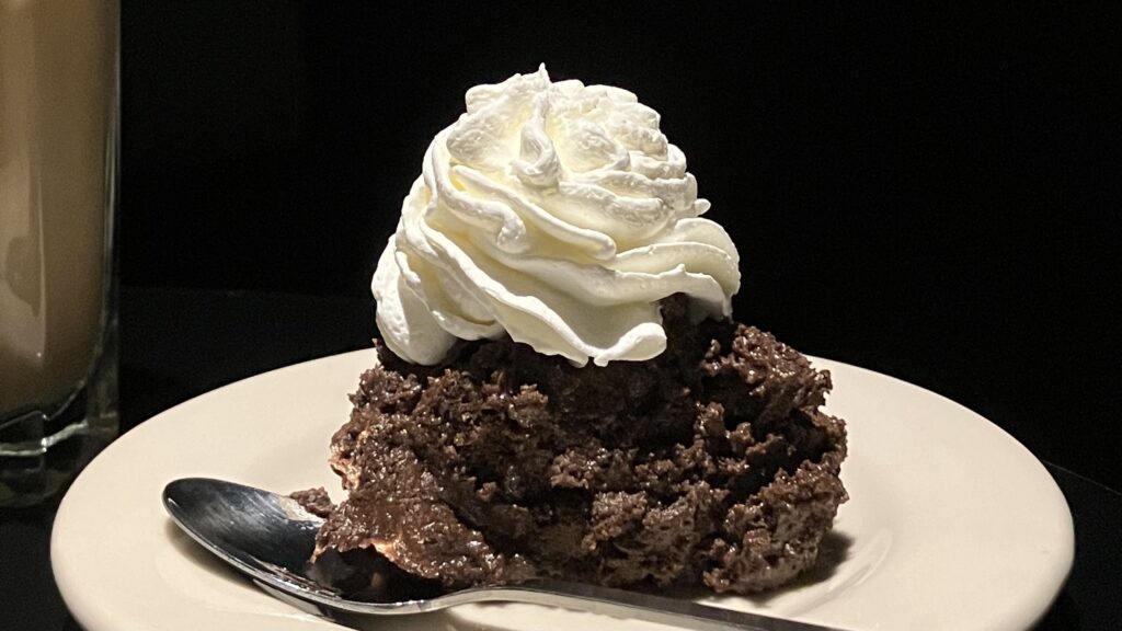 NOTE cafeの「チョコレートケーキ」。濃厚で甘すぎない人気メニュー