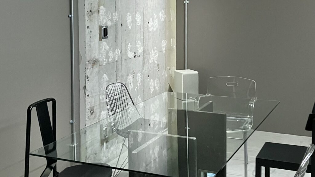 無機質空間の隠れ家カフェPOSS COFFEE