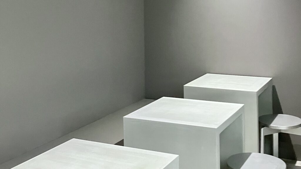 特別な時間を過ごせる洗練された無機質カフェ「POSS COFFEE」