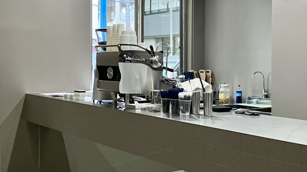 バリスタが丁寧に淹れるコーヒーも楽しめるPOSS COFFEE