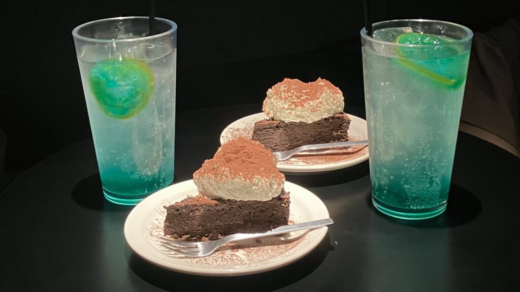 NOTE cafeの「ブルーレモネード」と「チョコレートケーキ」