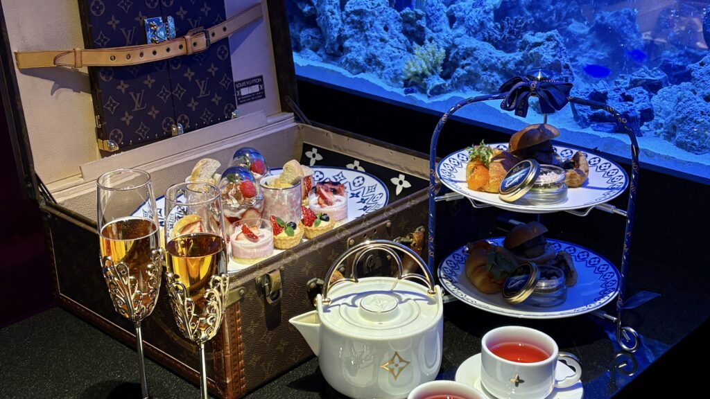 新宿アクアリウムダイニングJeMareの巨大水槽に囲まれた深海空間