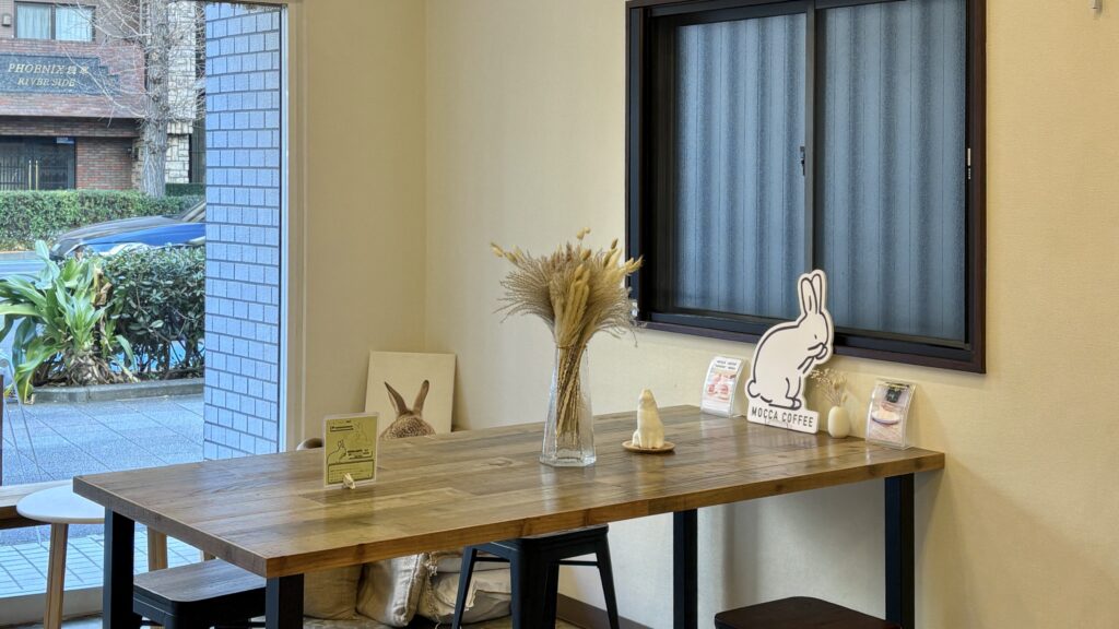 MOCCA COFFEEの白を基調とした店内にうさぎモチーフのインテリア