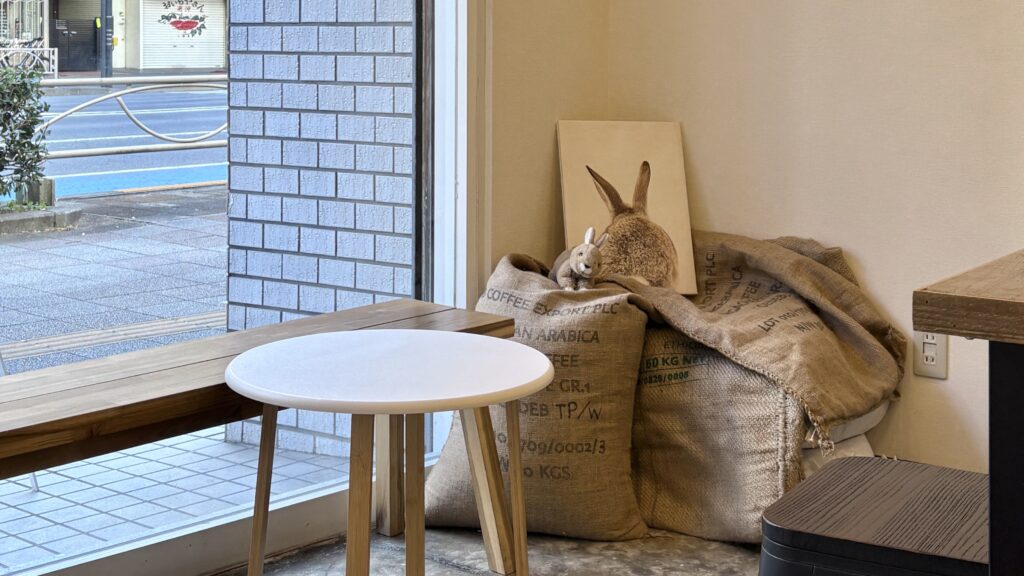 MOCCA COFFEEの白を基調とした店内にうさぎモチーフのインテリア