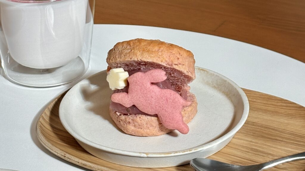 浅草のMOCCA COFFEEで提供されるうさぎモチーフの桜スコーン