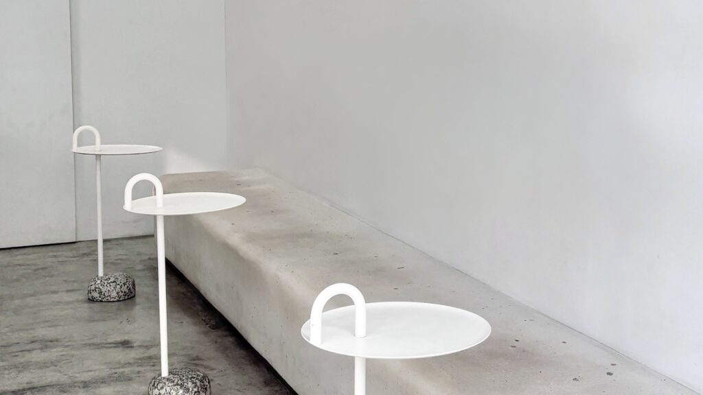 バターの白を基調とした無機質な店内は3席ほど