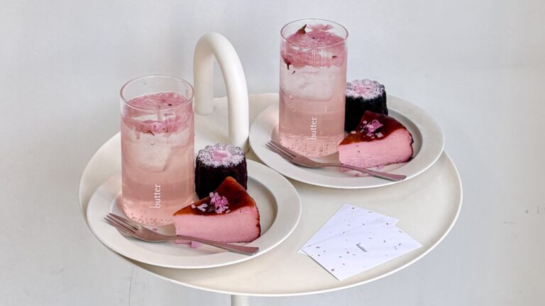 バターの桜バスクチーズケーキの断面が鮮やかなピンク色で塩漬けの桜がトッピングされている