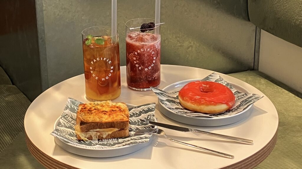 Pacific BAKE HOUSEのカラフルでかわいいメニュー。焼き立てふわふわのドーナツが人気