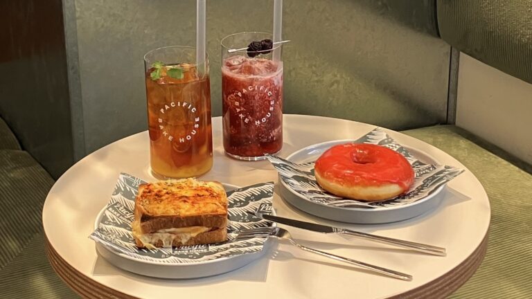 Pacific BAKE HOUSEのカラフルでかわいいメニュー。焼き立てふわふわのドーナツが人気