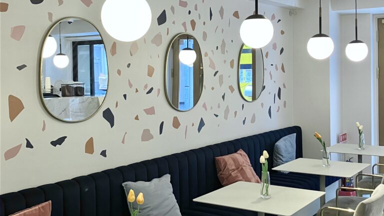 壁紙や照明までオシャレなLINO cafe&barの店内