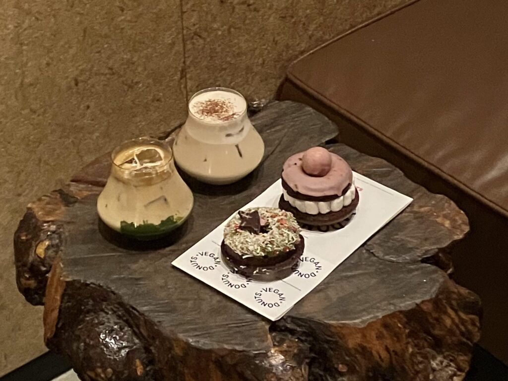 TRUNK(HOTEL)CAT STREETのドリンクとドーナツ各種