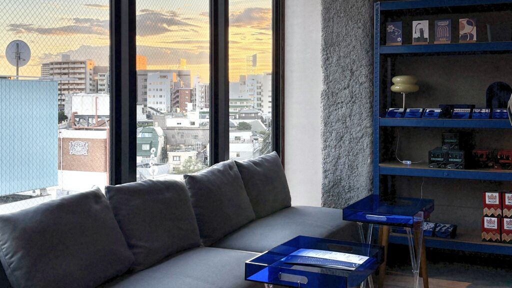 SHISHA CAFE ema. 渋谷店の店内。大きな窓があり開放的な空間