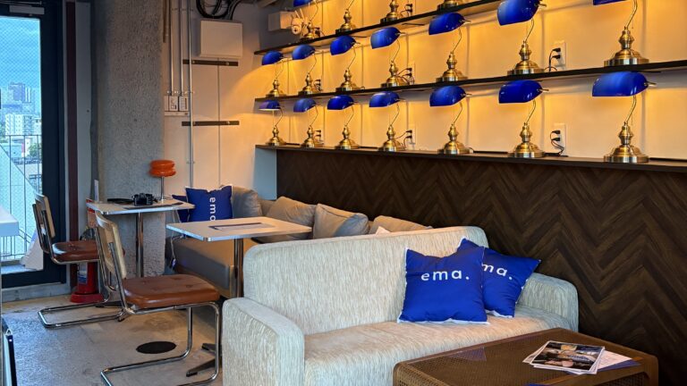 SHISHA CAFE ema. 渋谷店の店内。青いライトで統一された空間