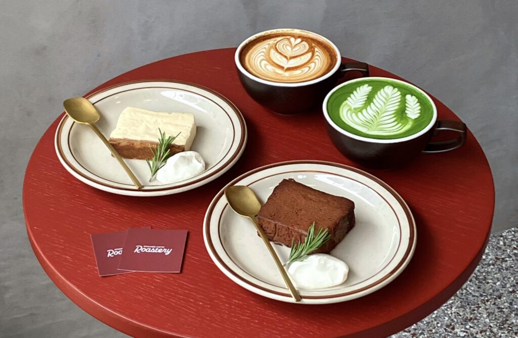 KITASANDŌ COFFEE Roasteryの真っ赤な店内とメニュー