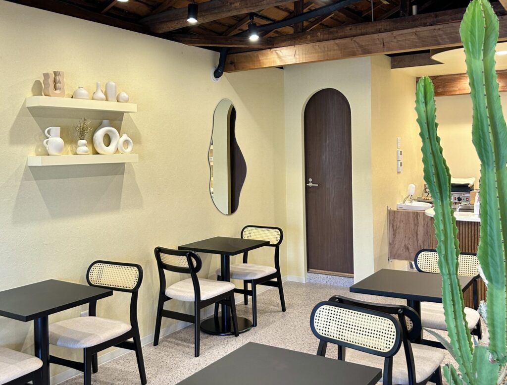 oyoppi coffee（オヨッピ コーヒー）の黄色の内装