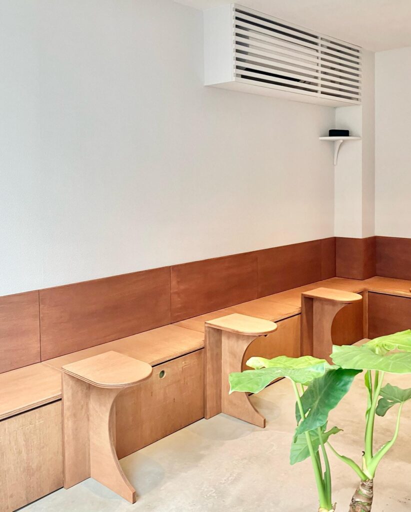 Nagi 1号店の温もりのある店内