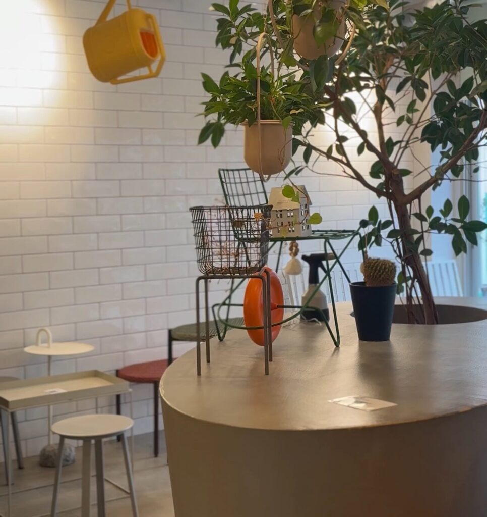 HARU COFFEEの無機質で温かみのある店内