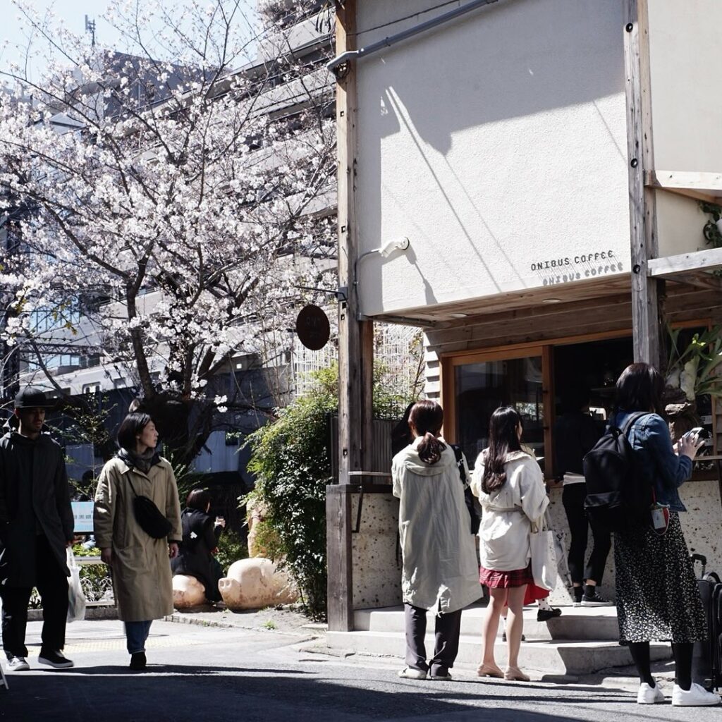 中目黒カフェonibuscoffeeの目の前に咲く桜カフェ