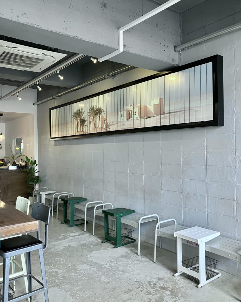scoop coffeeの無機質な店内