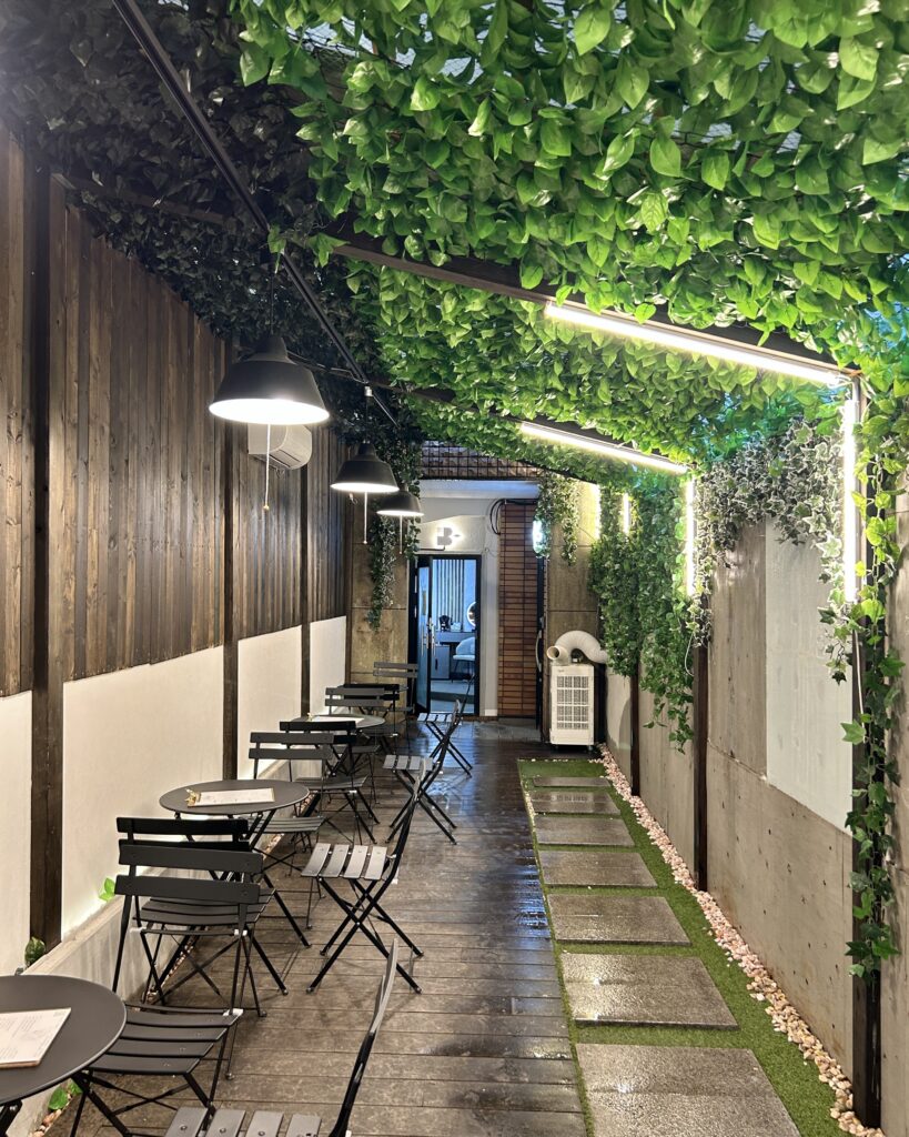 cafe B-logのテラスのような雰囲気の店内