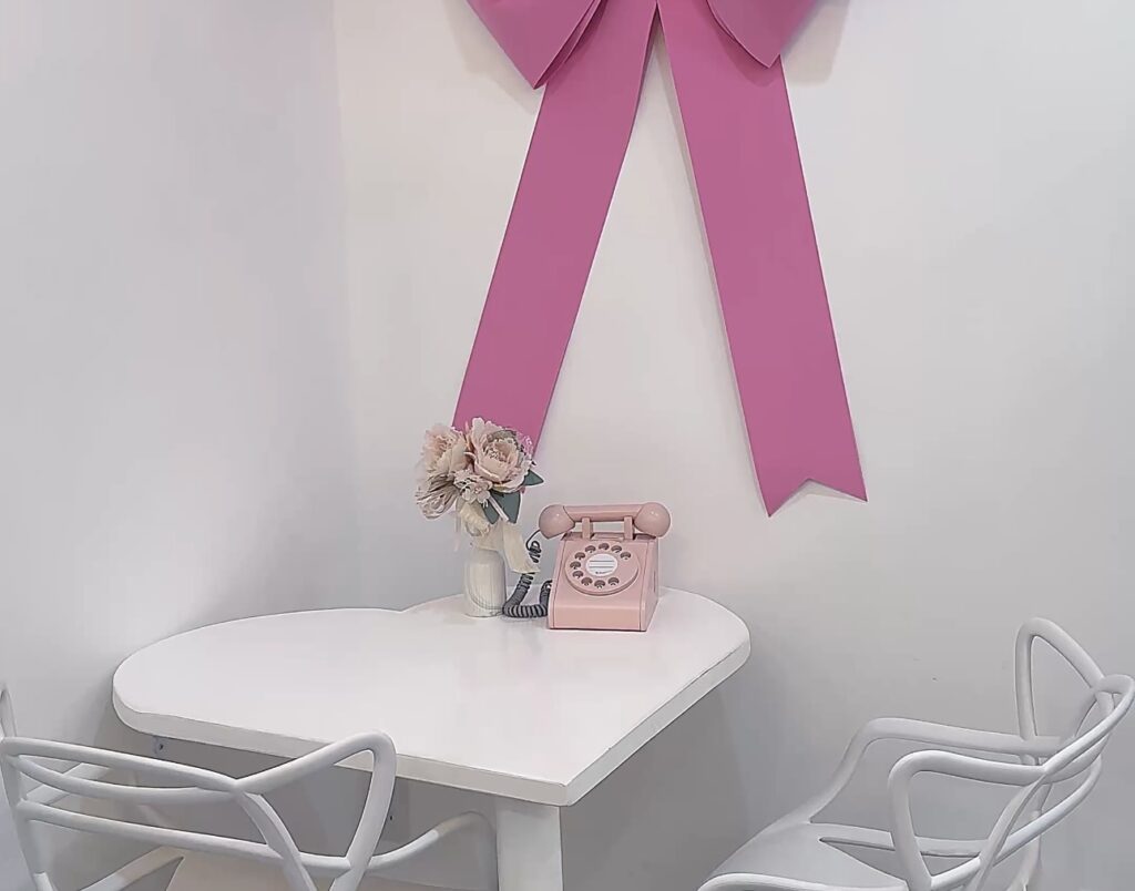 ハートの机が可愛すぎるCafe Ksyn’nの真っ白な店内