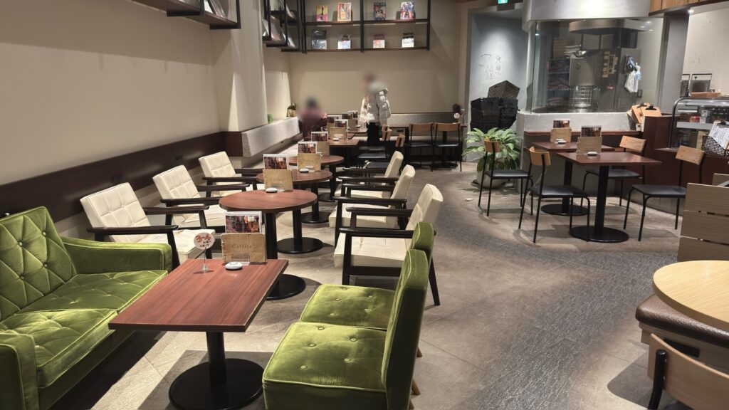 Cafficeの全席電源完備の店内