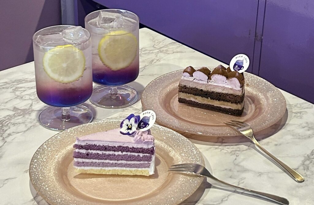 BORA CAFEの紫な内装とメニュー