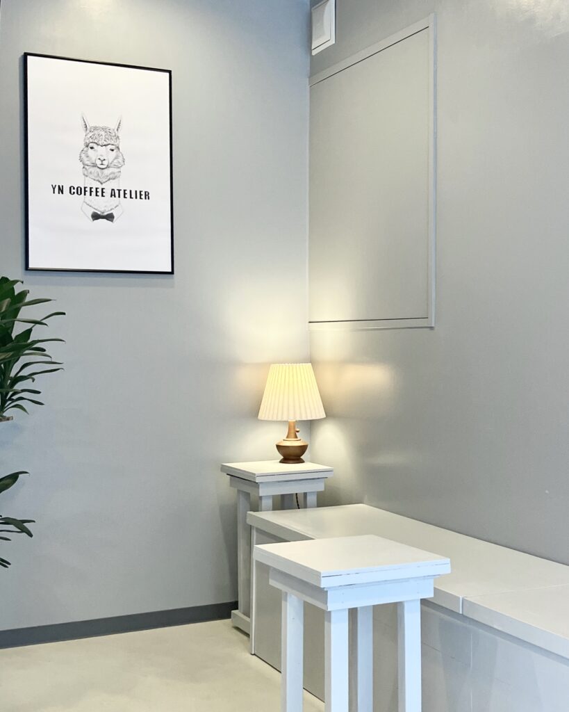 YN COFFEE ATELIER の真っ白で可愛い店内
