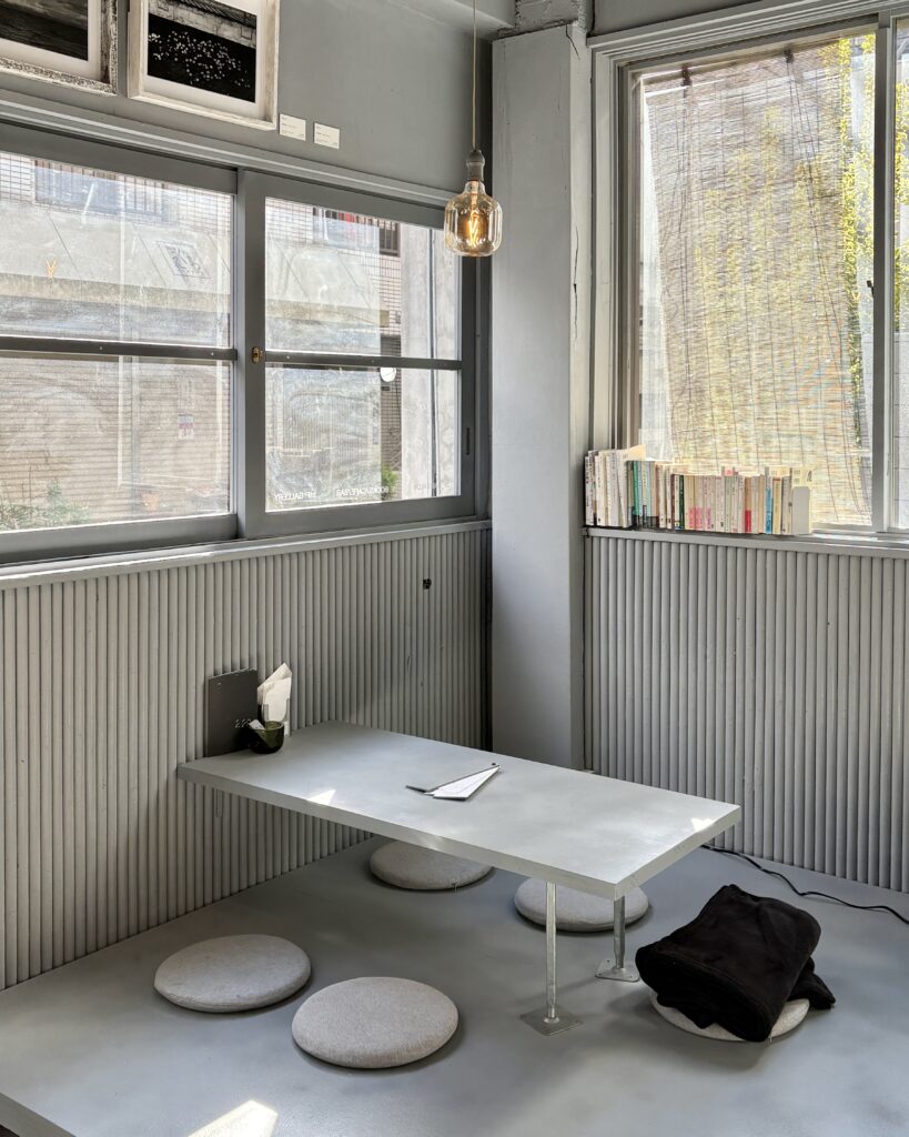 229のペットOKな無機質な店内