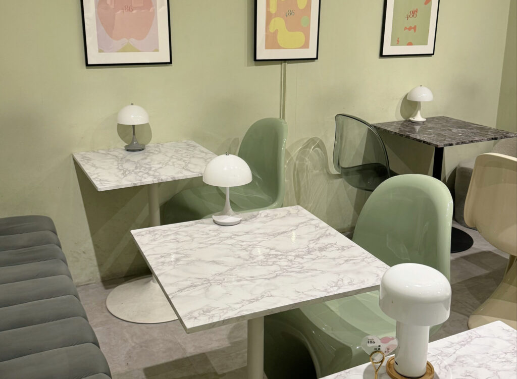 cafe 486の緑の店内