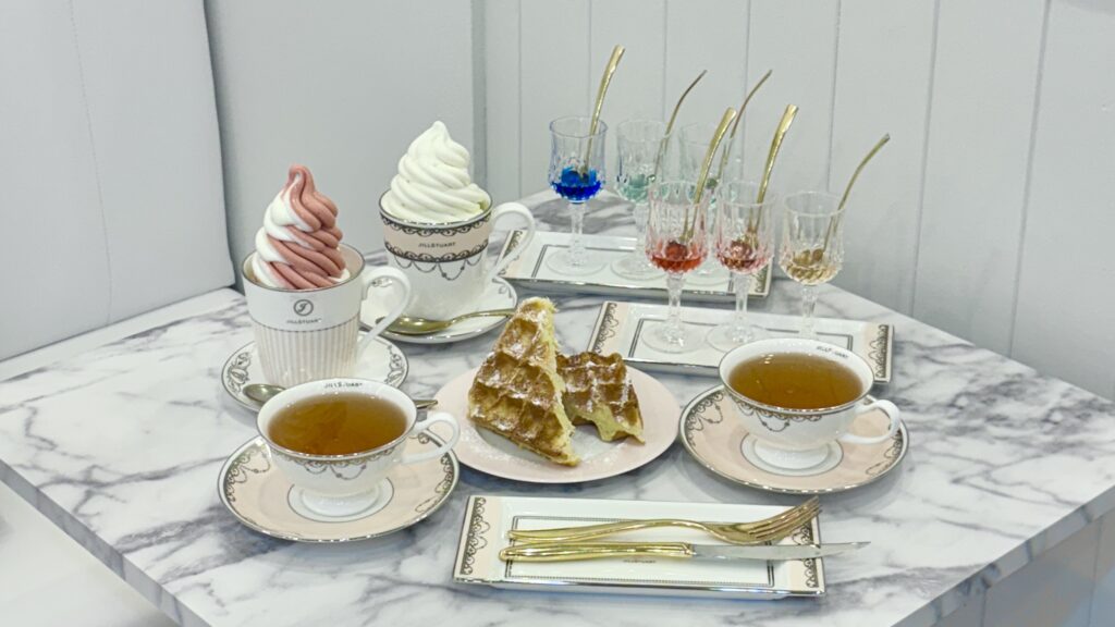 UP-T CAFE powered by LiQumuの推しカラーに染められるカラーメニュー