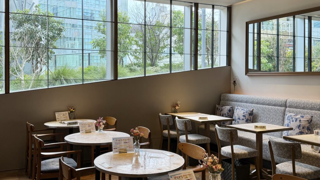 新宿カフェSALON BAKE & TEAの店内